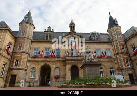 Dieses Gebäude aus dem 19. Jahrhundert in Melun, das später ein Kloster, eine Luxuswohnung und ein Finanzamt war, ist heute das Rathaus. Region Paris, Frankreich. Stockfoto