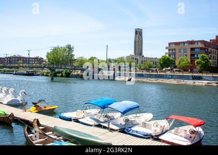 Der Atwater Market von Montreal über einen Bootsverleih und den Lachine Canal Stockfoto