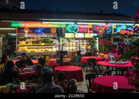 Fischrestaurant auf dem Kuching Open Air Market im malaysischen Bundesstaat Sarawak auf Borneo Stockfoto