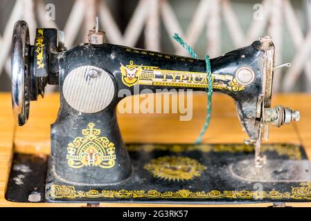 Nähmaschine im Display eines Eisenwarenladens in Kuching Stockfoto