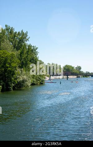 An einem sonnigen Tag schweben die Boote entlang des Lachine-Kanals in der Nähe des Atwater Market von Montrael Stockfoto