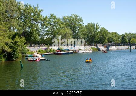 Bootsanlegestelle am Lachine Canal in der Nähe des Atwater Market in Montreal Stockfoto