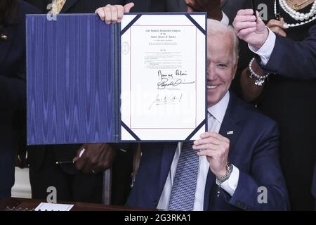 Washington, Usa. Juni 2021. Präsident Joe Biden hält am Donnerstag, dem 17. Juni 2021, den unterzeichneten Tag der Unabhängigkeit im Ostsaal des Weißen Hauses in Washington, DC. Poolfoto von Oliver Contreras/UPI Credit: UPI/Alamy Live News Stockfoto