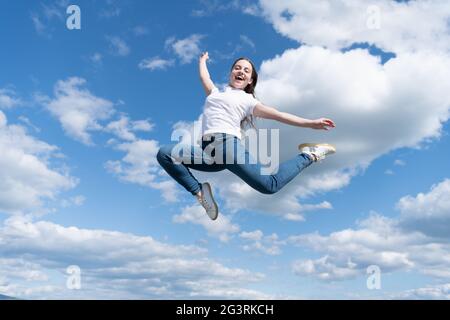 Jung und frei. Zukunft des Sports. Outdoor-Aktivität. Gesundes Kind springen im Freien. Kind voller Energie Stockfoto