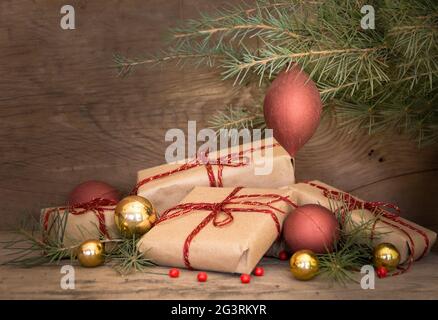 Gruppe von Weihnachtsgeschenken auf rustikalem Holz Stockfoto