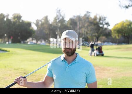 Mann Gold-Spieler in Kappe mit Golfstock auf Sommer grünen Rasen, Golf Stockfoto