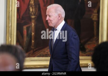 Washington, USA. Juni 2021. Präsident Joe Bidenkommt zur Unterzeichnung des Juneteenth National Independence Day Act in Gesetz am 17. Juni 202 im East Room des Weißen Hauses in Washington, DC. (Foto von Oliver Contreras/SIPA USA) Quelle: SIPA USA/Alamy Live News Stockfoto