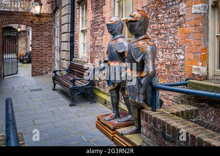 Zwei korrodierte und verrostete Vollplatten-Rüstungen auf der alten Hintergasse in Dublin Stockfoto