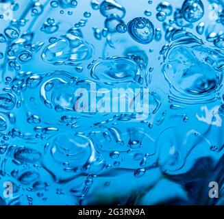 Wasserblaue Gelbälle. Polymergel. Kieselgel. Kugeln aus blauem Hydrogel. Kristall-Flüssigkugel mit Reflexion. Texturhintergrund. Stockfoto