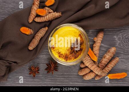 Traditionelle indische trinken Kurkuma Latte oder goldene Milch. Stockfoto