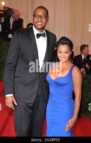 **DATEI FOTO** Lala Anthony meldet Scheidungsantrag von Carmelo Anthony an. Carmelo Anthony und Lala Anthony bei der „Schiaparelli and Prada: Impossible Conversations“ Costume Institute Gala am 7. Mai 2012 im Metropolitan Museum of Art in New York City. Quelle: Mpi03/MediaPunch Stockfoto