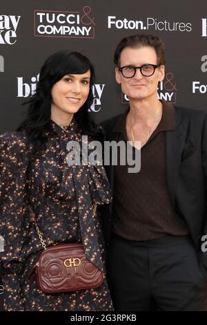 16. Juni 2021, Beverly Hills, CA, USA: LOS ANGELES - 24. MÄRZ: Sarah Lipstate, George Griffith bei der Geburtstagstorte LA Premiere im Fine Arts Theatre am 24. März 2021 in Beverly Hills, CA (Foto: © Kay Blake/ZUMA Wire) Stockfoto