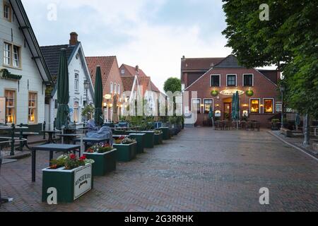 Öffentliche Häuser auf dem Markt von Greetsiel Stockfoto