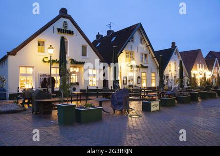 Öffentliche Häuser auf dem Markt von Greetsiel Stockfoto