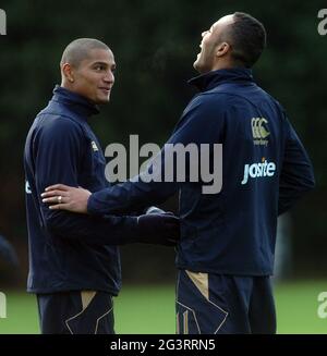 PORTSMOUTH FC, POMPEY, PORTSMOUTH'S PRINCE BOATANG UND YOUNIS KABOUL BEIM TRAINING HEUTE?/GESTERN, FREITAG PIC MIKE WALKER, 2009 Stockfoto