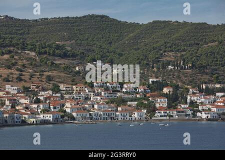 Herrliche historische Stadt auf der Insel Spetses mit traditionellem Charakter und neoklassizistischen Häusern Stockfoto