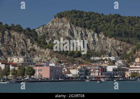 Panoramablick auf ein schönes Sommerziel und Hafen auf der Insel Zakynthos in Griechenland Stockfoto