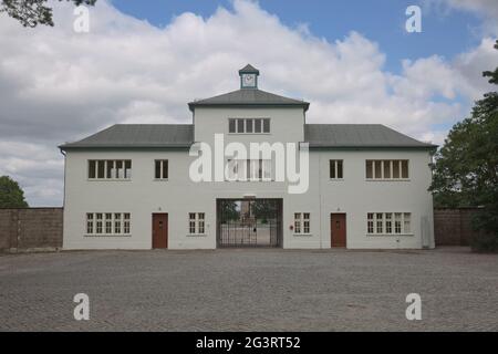 Der Wachturm A war das Haupttor des ehemaligen Konzentrationslagers Sachsenhausen. Etwa 200000 Gefangene traten durch diese ein Stockfoto