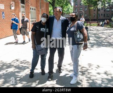 New York, USA. Juni 2021. Der Bürgermeisterkandidat Andrew Yang propagiert am 17. Juni 2021 in den Bronx River Projects in New York einen Plan zur Bekämpfung der Armut. Andrew Yang wurde von dem Schauspieler John Leguizamo, seinem Sohn Lucas Leguizamo, dem Abgeordneten Kenny Burgos, dem Ratsmitglied Vanessa Gibson sowie Unterstützern und Wählern aus der Region begleitet. Yang förderte das universelle Grundeinkommen und unterzeichnete feierlich einen symbolischen Scheck über 2.000 Millionen der ärmsten New Yorker. (Foto von Lev Radin/Sipa USA) Quelle: SIPA USA/Alamy Live News Stockfoto