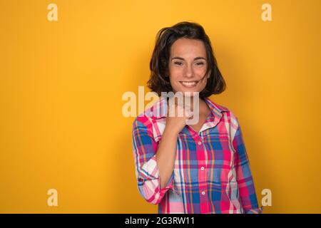 Glückliche Frau freut sich über den glücklichen Sieg Stockfoto