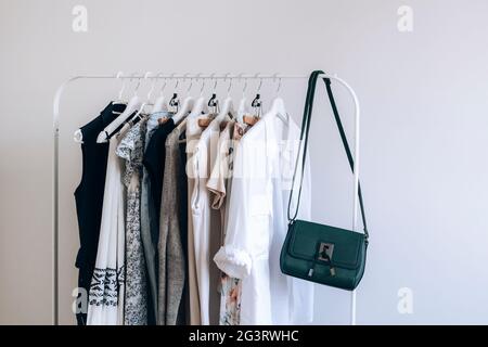 Rack mit stylischer Sommerkleidung für Damen. Konzept für Shopping Store, Beauty, Fashion. Stockfoto