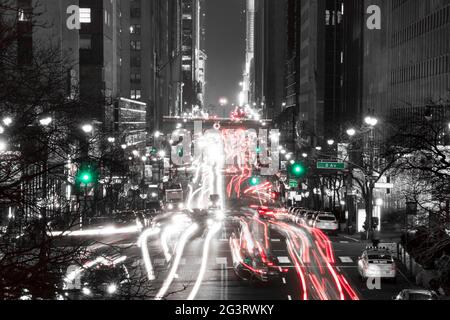 Nachtverkehr auf der 42nd Street von NYC. Schwarz und Weiß Stockfoto