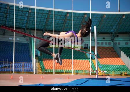 Sportlerin macht Hochsprung-Übung Stockfoto