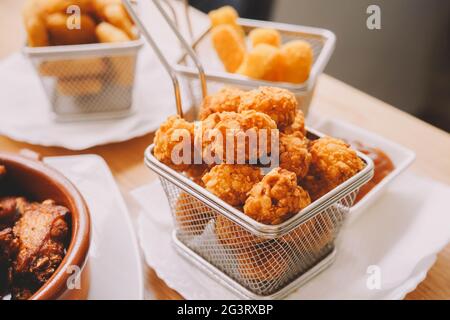 Ration von Kugeln gefüllt mit Käse und Huhn Stockfoto