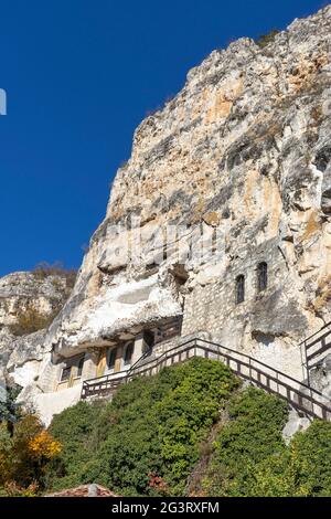 Mittelalterliches Basarbovo-Felsenkloster, dem Heiligen Dimitar Basarbowski gewidmet, Region Ruse, Bulgarien Stockfoto