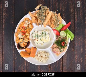 Peruanische Küche, Food Fountain 'Ronda Marina' EINE abwechslungsreiche Meeresfrüchte, Classic Ceviche + Reis mit Meeresfrüchten + gebratener Fisch + causa Kartoffeltuna, Selective Focus Stockfoto