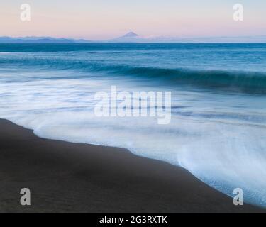 Sonnenuntergang Blick auf den Berg Fuji vom Strand, Shizuoka Präfektur, Japan Stockfoto