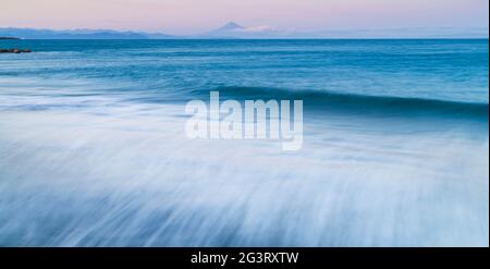 Sonnenuntergang Blick auf den Berg Fuji vom Strand, Shizuoka Präfektur, Japan Stockfoto