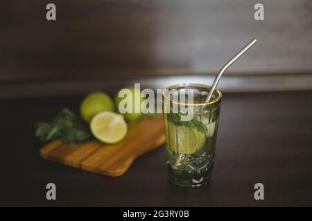 Blick auf alkoholfreien Mojito aus grünem Glas und wiederverwendbarem Stroh Stockfoto