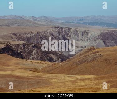 Landschaft aus hochalpiner Wüste und Berggipfeln Stockfoto