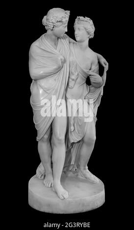 Alte Skulptur von Bacchus und Ariadne. Marmor Mann und Frau Statue isoliert auf schwarzem Hintergrund. Stockfoto