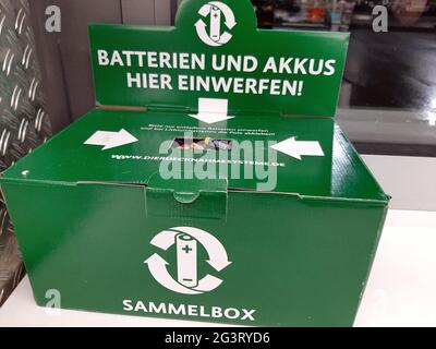 Sammelbox für gebrauchte Batterien und Akkumulatoren, Recycling von recycelbaren Materialien, Deutschland Stockfoto