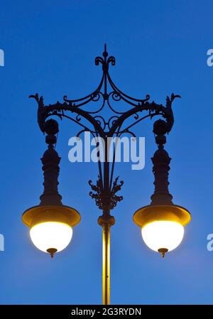 Leuchtende historische Gaslaterne am Abend, Pariser Platz (Paris Sqaure), Deutschland, Berlin Stockfoto