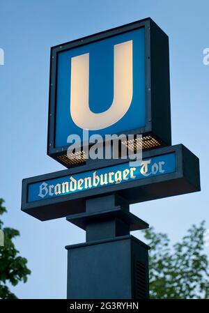 schild U-Bahn-Station Brandenburger Tor am Abend, Deutschland, Berlin Stockfoto