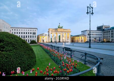 Erleuchtetes Brandenburger Tor und Pariser Platz am frühen Morgen, Deutschland, Berlin Stockfoto