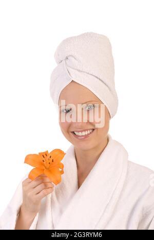 Junge Frau in einem weißen Bademantel mit Orangenblüte Stockfoto