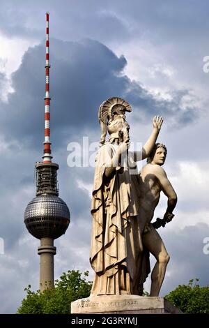 Historische Skulptur vor dem Berliner Fernsehturm, Berlin-Mitte, Deutschland, Berlin Stockfoto