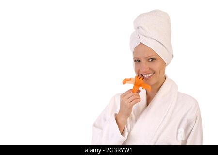 Junge Frau in einem weißen Bademantel mit Orangenblüte Stockfoto