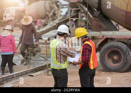 Ingenieur auf der Baustelle befragen Stockfoto