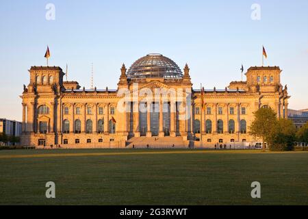 Reichstagsgebäude im Abendlicht, Deutscher Bundestag im Regierungsbezirk, Deutschland, Berlin Stockfoto