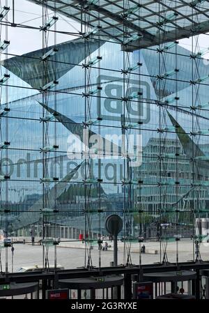 Cube Berlin durch die Glasverkleidung des Hauptbahnhofs, Washington Square, Deutschland, Berlin Stockfoto