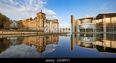 Reichstag mit Paul-Loebe-Haus im Regierungsbezirk und Spree im Morgenlicht, Deutschland, Berlin Stockfoto