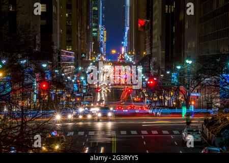 Nachtverkehr auf der 42nd Street von NYC Stockfoto