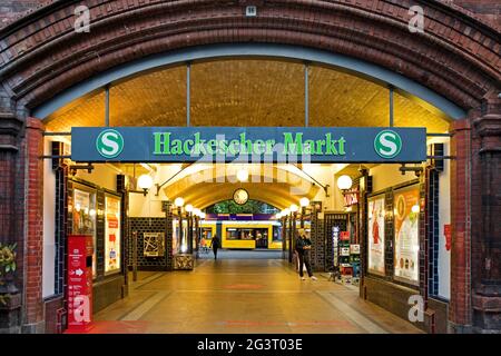 Eingang zur U-Bahnstation Hackescher Markt, Deutschland, Berlin Stockfoto