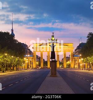 Leere Strasse des 17. Juni im Morgenglühen mit Brandenburger Tor, Skulptur, Deutschland, Berlin Stockfoto