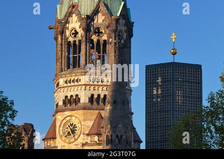 Kaiser-Wilhelm-Gedächtniskirche, Teilansicht mit alter Kirchturmruine und neuem Kirchturm, Deutschland, Berlin Stockfoto